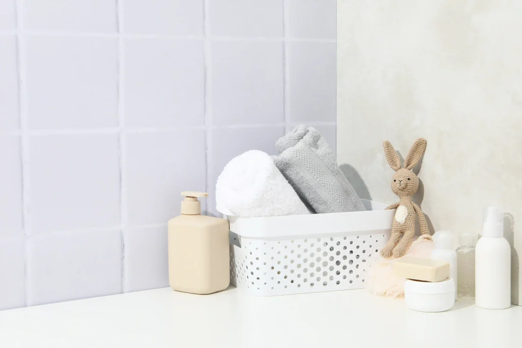 Produits bébé écologiques dans une salle de bain minimaliste