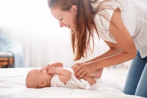 Routine de change pour bébé sur le plan à langer